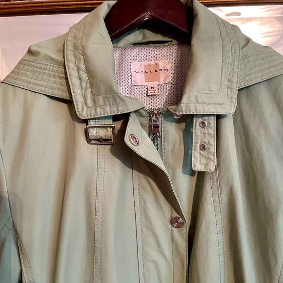 GALLERY LIKE NEW WATER REPELLENT RAINCOAT W DETACHABLE HOOD, DRY CLEANED. - Picture 9 of 17